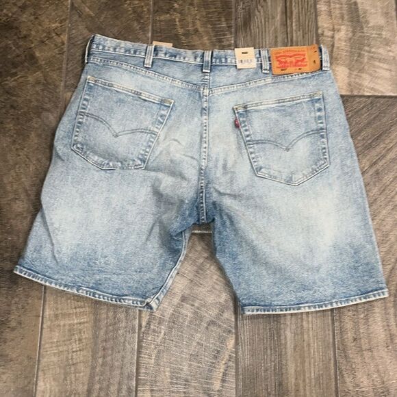 Nwt 501 light wash Levi’s destructed jean shorts - Picture 2 of 2